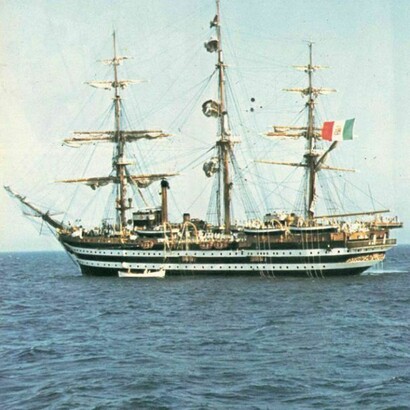 L’Amerigo Vespucci al largo di Siracusa
