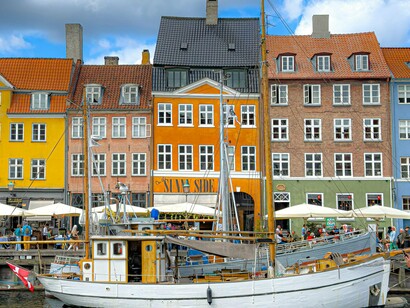 Verão em Copenhagen, na Dinamarca. O verão está quase a bater na porta e já me coloquei como protagonista de um filme clichê de comédia romântica, com direito a trilha sonora própria, pôr do sol, biquíni, praia, drinks e festas pra celebrar a época do ano em que mais sinto a vida pulsar e acreditar que tudo vale a pena, como consequência espero mais amores de verão e novas memórias ao lado dos meus amigos

 