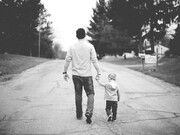 Un padre y su hijo avanzando por la vida de la mano