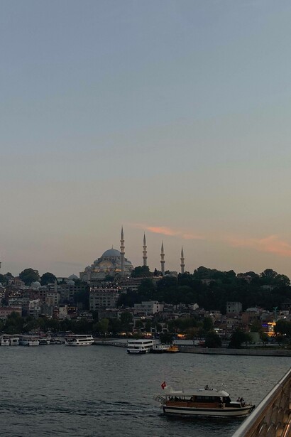Vista di Istanbul, Turchia, al tramonto dal traghetto