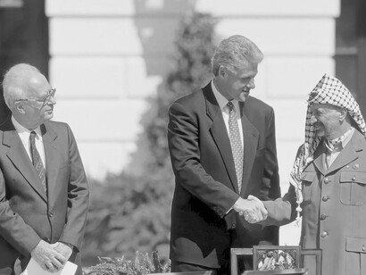 Bill Clinton estrecha la mano de Yasser Arafat frente a Yitzhak Rabin, Washington, 13 de septiembre de 1993