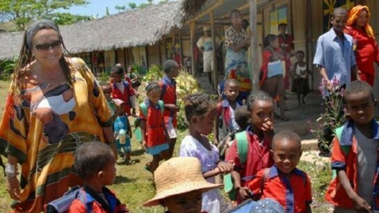 Manina avec les enfants des écoles «Tsaiky Tsara », c'est-à-dire, « enfants gentils ».  