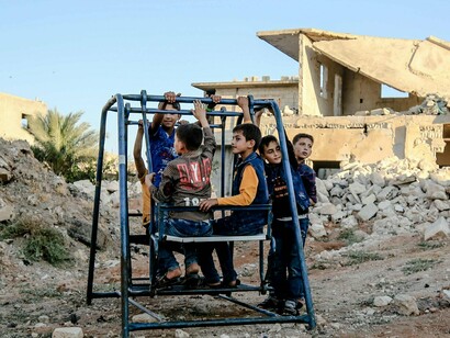 Crianças brincam entre escombros. Albino da Silva, natural de 3578-456-1 (assim eram os bairros - os nomes, as cores, as flores), designados após implementação da lei nova, abolindo os nomes de antigos escritores e artistas, revolucionários e de qualquer outra lembrança ligada a uma possível emoção feliz), filho de José 357 e Manuela 845, neto de Júlio 7777 e de 4342 Martins, data de nascimento: 17 de Outubro, Morada: rua das 7878 nº3