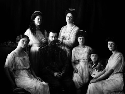 Family. Compressed charcoal and pastel on paper, 140 x 200 cm, 2018