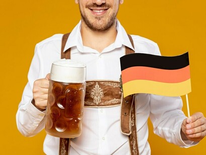 Millones de juerguistas acuden a una pradera llena de carpas en Múnich para celebrar el amor hacia la antigua realeza bávara en una fiesta conocida como "Oktoberfest"