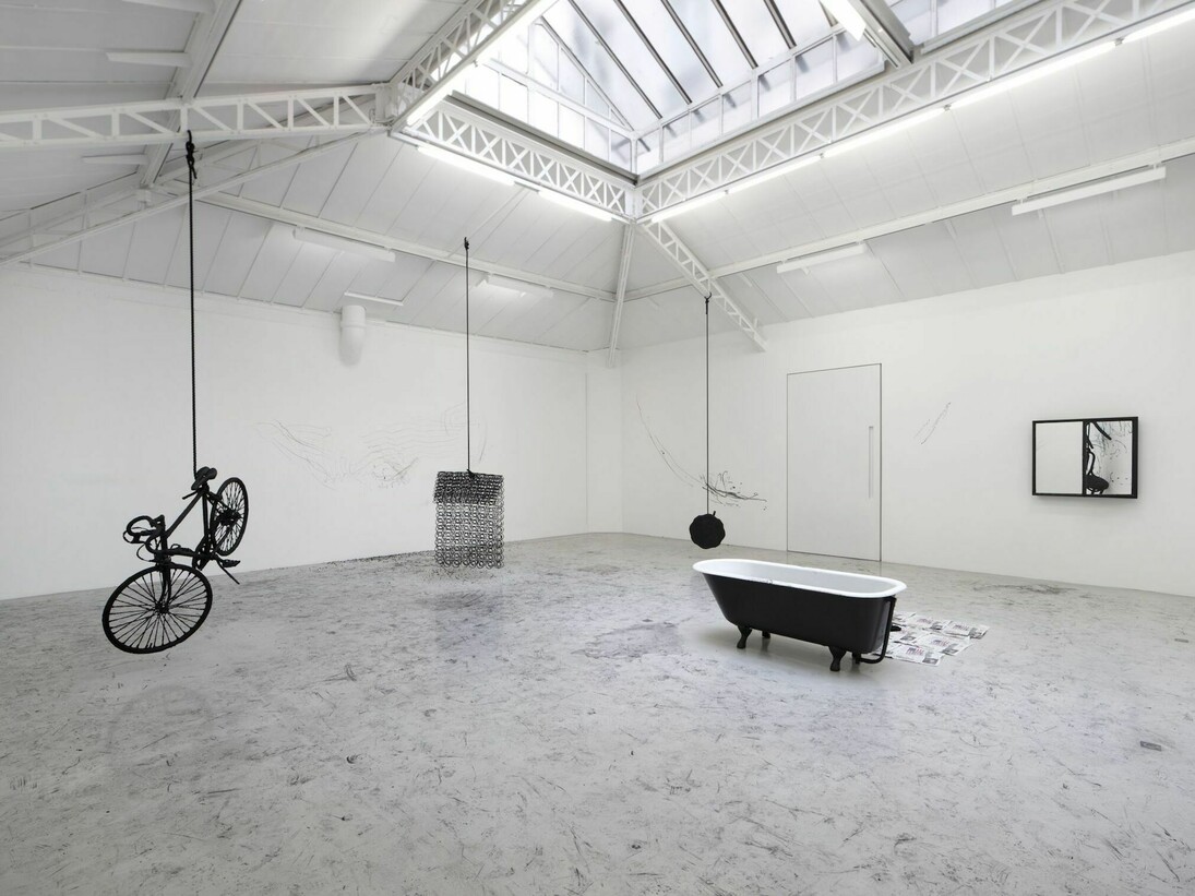 Vue après la performance de l’exposition / View post-performance of the exhibition«Force of Circumstance», kamel mennour, (6 rue du Pont de Lodi), Paris, 2017©Robin Rhode Photo. JulieJoubert & archives kamel mennour. Courtesy the artist and kamelmennour, Paris/London