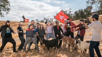 Reunión de youtubers grabando un vídeo para subir a la red