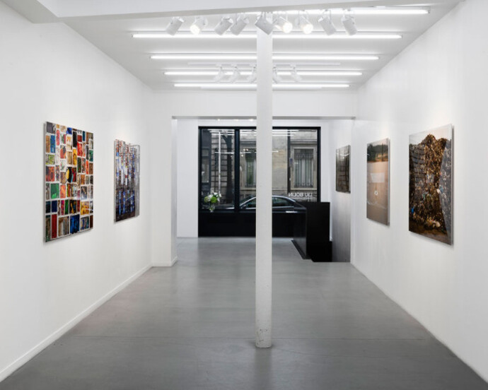 Liu Bolin, Exhibition view. Courtesy of Galerie Paris-Beijing