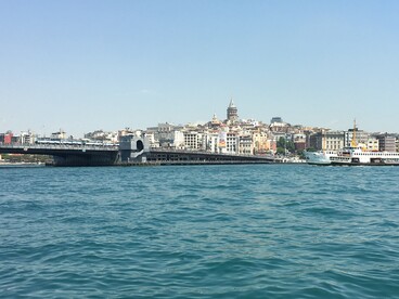 Attraversato ogni giorno da navi commerciali e traghetti, il Bosforo è un simbolo delle relazioni fra territori, culture e interessi differenti. In un Mediterraneo segnato dai conflitti, la capacità di creare collegamenti fra mondi contrapposti diventa una risorsa politica