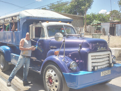 Camión-bus de pasajeros en Cuba. Foto: Paco Cerezo