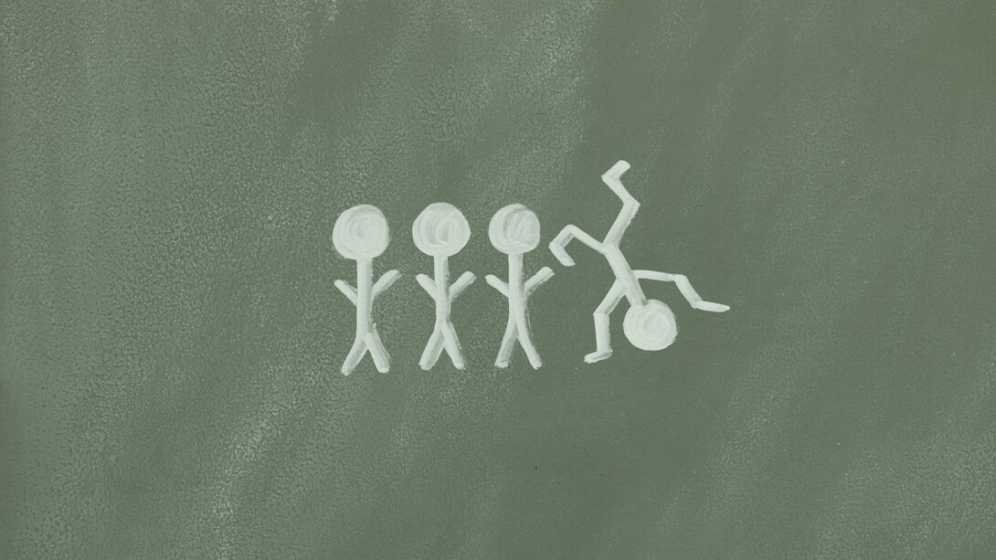 Disegno a gesso bianco su una superficie verde scuro, che rappresenta quattro figure stilizzate: "un tempo si esaltava maggiormente la razionalità, oggi invece si va sempre di più alla ricerca affannosa della felicità con tutte le sue sfumature..."