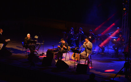Matthaios and Konstantinos Tsahouridis along with Mimis Plessas, performing in an open theatre in northern Greece