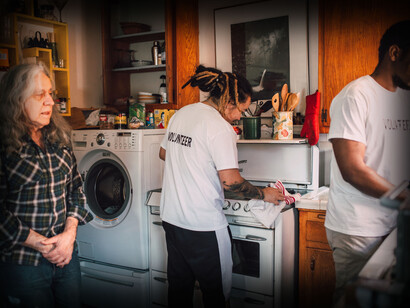 Voluntários ajudam idosa com a limpeza