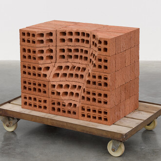 Mona Hatoum, „A Pile of Bricks III“, 2019
Ziegel, Holz, Metall und Kunststoff 
68.5 x 95 x 62 cm 
Mona Hatoum, Foto: White Cube (Theo Christelis)