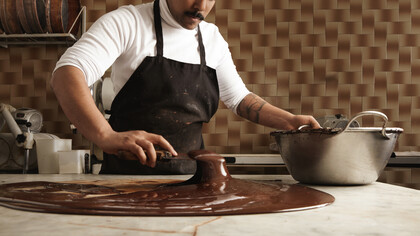 Dans ce petit atelier du onzième arrondissement le chocolat se fait avec patience savoir-faire et parfum grillé