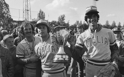 La Selección de Italia con la copa del Campeonato Europeo de Béisbol de 1977