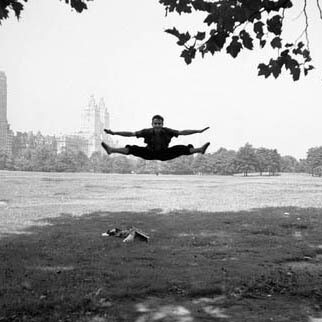 Man Doing Splits in Midair, foto di Vivian Maier, New York
