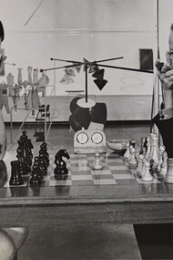 Photographie de Marcel Duchamp et Eve Babitz posant pour le photographe Julian Wasser pendant la rétrospective Duchamp au Pasadena Museum of Art, 1963