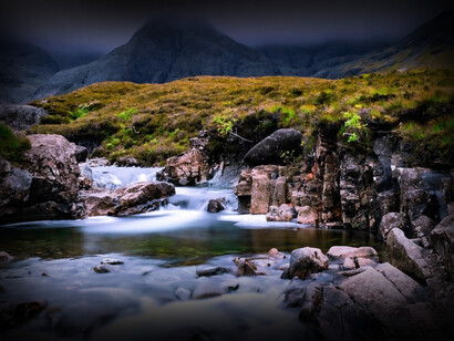 Tutti i capi-clan dei MacLeod avrebbero ingaggiato per i loro piccoli solo balie in grado di cantare la fairy lullaby, la ninna nanna lasciata in dono dalla fata alla loro discendenza come talismano di protezione e promessa di aiuto in caso di pericolo
