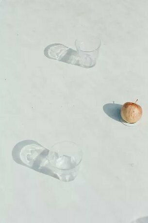 Lola Pertsowsky, Apple sundial, 2024-2026. Courtesy of FOMU Foto Museum © Lola Pertsowsky