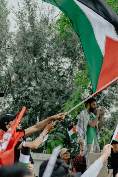 La guerra actuó como detonante de prejuicios latentes, permitiendo que discursos de odio contra los judíos se normalicen en espacios políticos, culturales y sociales