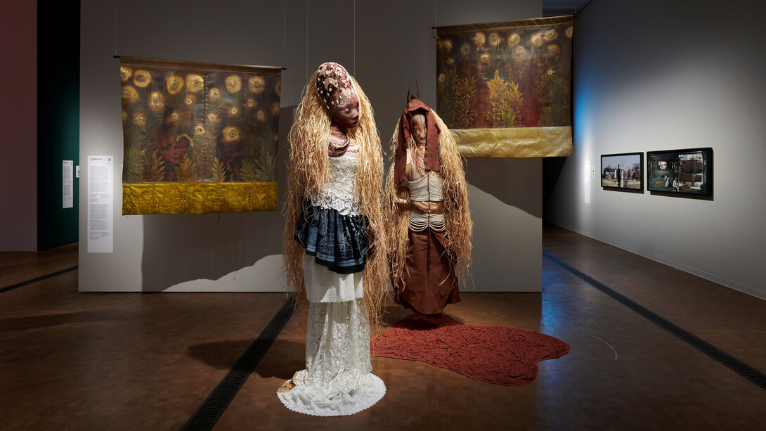 Verschiedene künstler, Fast ein paradies – Kolonialzeitliche fotografie in der gegenwartskunst, ausstellungsansicht. Mit freundlicher genehmigung des Museums Rietberg