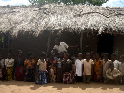 En las zonas rurales de Mozambique, cientos de niños aprenden al aire libre con la misma atención y esperanza que en cualquier gran ciudad del mundo