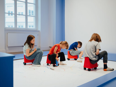 Minimöbel. Stühle für kinder, ausstellungsansicht. Mit freundlicher genehmigung des Museums für Kunst und Gewerbe Hamburg