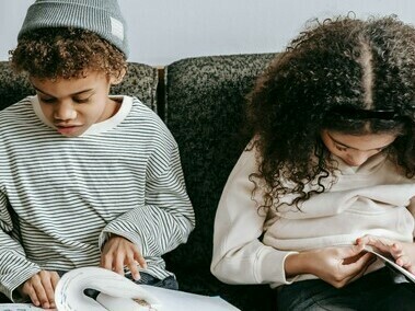 Devo também afirmar, que a literatura de matriz africana tem um extraordinário potencial na formação de crianças negras e no desenvolvimento de uma consciência crítica e antirracista desde os primeiros anos de vida