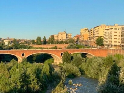 Con la sua storia millenaria e le numerose ricostruzioni, il Ponte Vanvitelli testimonia la resilienza e l'evoluzione urbanistica di Benevento attraverso i secoli. Benevento, Italia
