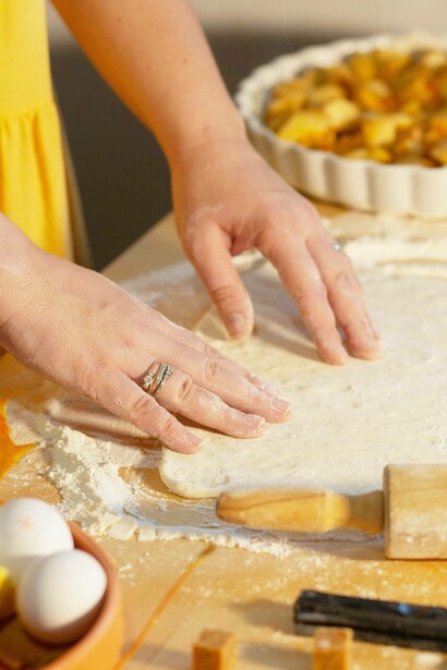 Donna che prepara un impasto fatto in casa: "Ricordo mia nonna Marina. Le mani piccole ma forti, il grembiule sempre un po’ infarinato, e quell’odore inconfondibile che saliva dalle sue pentole"