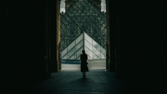 Piramide di vetro del Louvre, Parigi. Il Louvre oltre le piramidi: un viaggio nell'anima dei capolavori con 'Gli occhi di Monna Lisa'