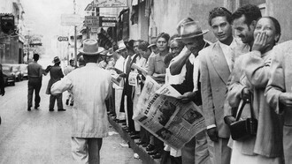Venezolanos esperando para votar en las Elecciones a la Asamblea Nacional Constituyente; entre ellos, uno lee el diario El Nacional. Caracas, Venezuela, 30 de noviembre de 1952