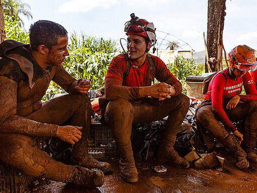 Bombeiros brasileiros dialogando estratégias para resgatar vítimas soterradas na cidade de Brumadinho, Minas Gerais, Brasil
