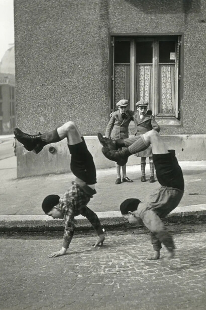 Robert Doisneau, Les frères, rue du Docteur Lecène, 13ième arr. (detail), 1934. Courtesy of FOMU Foto Museum
