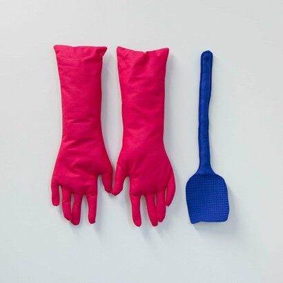 Erica van Zon, Fly swat and washing up gloves, 2025. Courtesy of Jhana Millers Gallery