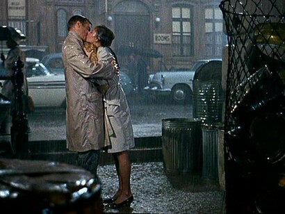 Colazione da Tiffany. Nel film di Edwards, infatti, Holly cederà infine all’amore per Paul Varjak, che lei chiama affettuosamente Fred come suo fratello, e l’ultima scena vedrà i due innamorati ricongiungersi sotto una pioggia battente con il Gatto che Holly aveva poco prima abbandonato per iniziarlo definitivamente alla vita randagia, decisa a salire su un aereo per portare a compimento la sua ennesima fuga