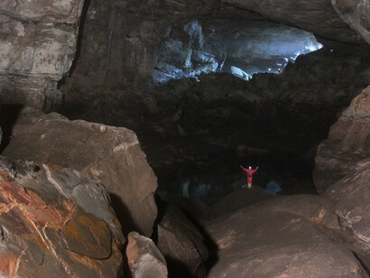 En el interior de la cueva Charles Brewer
