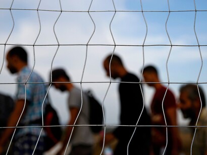 Grupo de refugiados camina en busca de una vida mejor