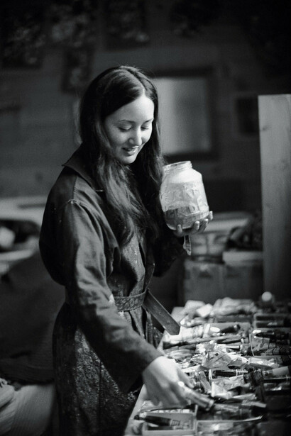 Harumi Klossowska De Rola nel suo atelier