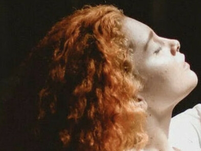 Ragazza solleva le mani verso l'alto