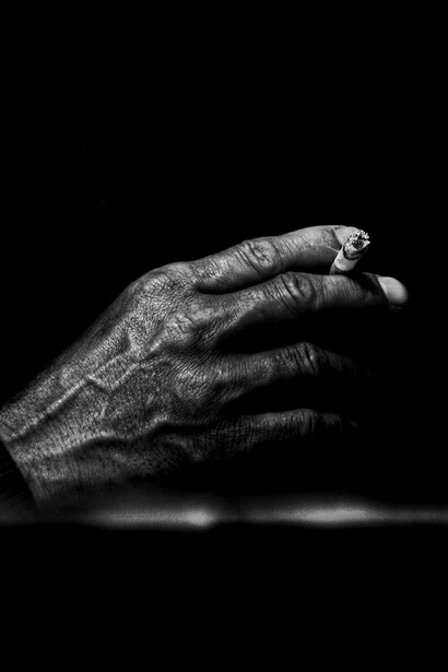 Tenía un piloto azul largo hasta los pies. Caminaba lento pero seguro, sus pasos eran firmes. Una especie de Nosferatu