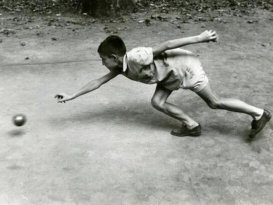 Little boy playing bowls, reportage in Spain, 1961-1964, gelatine silver print, 25 x 40 cm