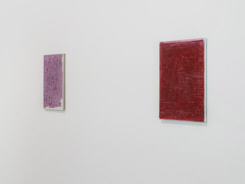 John Zurier, along – between, exhibition view. Courtesy of the artist and Galerie Nordenhake Berlin, Stockholm, Mexico City