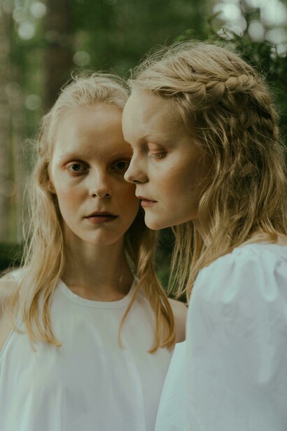 Mujeres doppelgangër juntas. Los tópicos del “gemelo malvado” y el “doble idéntico” están presentes tanto en la literatura clásica como en la futurista y la ciencia ficción