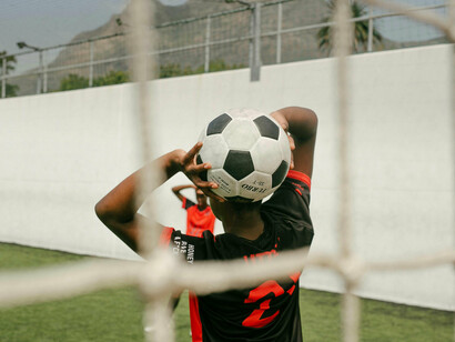 Saliba, le défenseur d'Arsenal, redevient indispensable après avoir neutralisé Haaland lors du match contre Manchester City. Son retour après une blessure l'année dernière pourrait être la clé du titre pour les Gunners.
