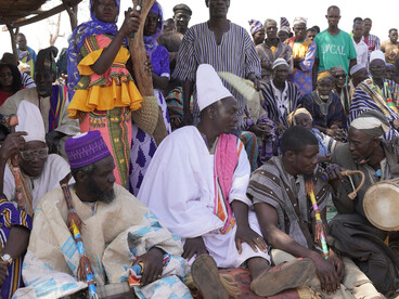 Au cœur du monde rural ouest-africain, des hommes réunis en cercle rappellent que la vie politique se joue aussi loin des capitales, là où naissent attentes, frustrations et espoirs de stabilité