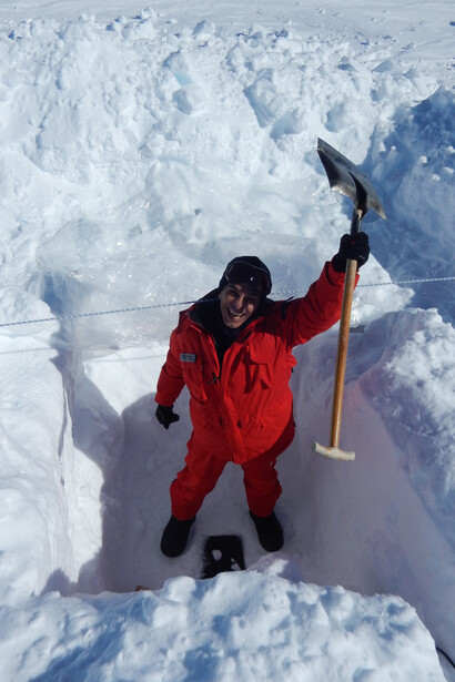Installazione di un sismometro: lo scavo - Baptist Gombert © PNRA/IPEV