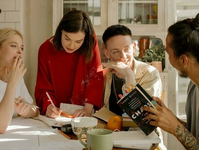Un groupe d'amis est assis à une table et a une discussion intéressante