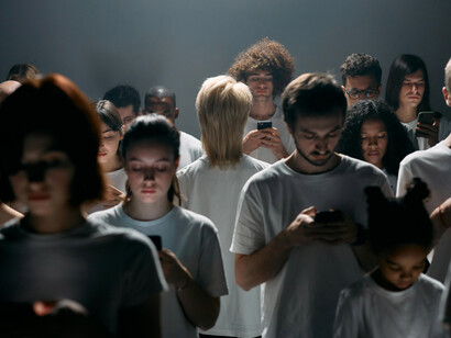 La falta de contacto con ideas diversas provoca que las personas mantengan una visión limitada y polarizada del mundo